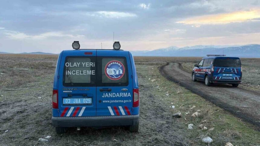 Afyonkarahisar’da ava giden bir kişi, tüfeğinin kazara ateş alması sonucu kafasından ağır yaralandı. Afyonkarahisar’da ava giden bir kişi, tüfeğinin kazara ateş alması sonucu kafasından ağır yaralandı.