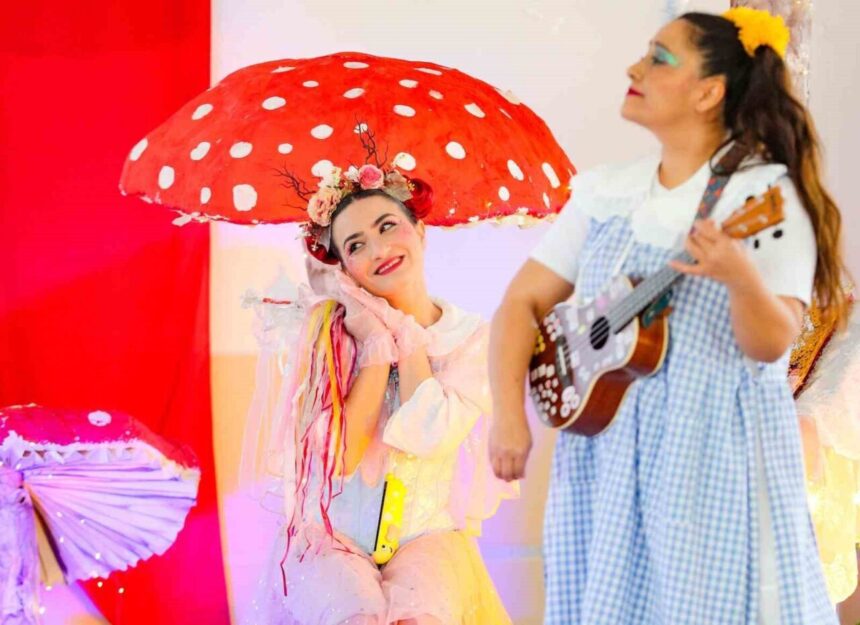 Aliağa Belediyesi’nin düzenlediği Tiyatro Günleri’nde “Birlikte Parlayalım” oyunu yoğun ilgiyle sahnelendi. Aliağa Belediyesi’nin düzenlediği Tiyatro Günleri’nde “Birlikte Parlayalım” oyunu yoğun ilgiyle sahnelendi.