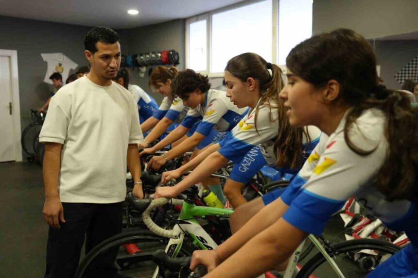 Tamirci kökenli antrenör Süleyman Yıldız, bisiklet sporunda hızla başarılar elde ediyor.