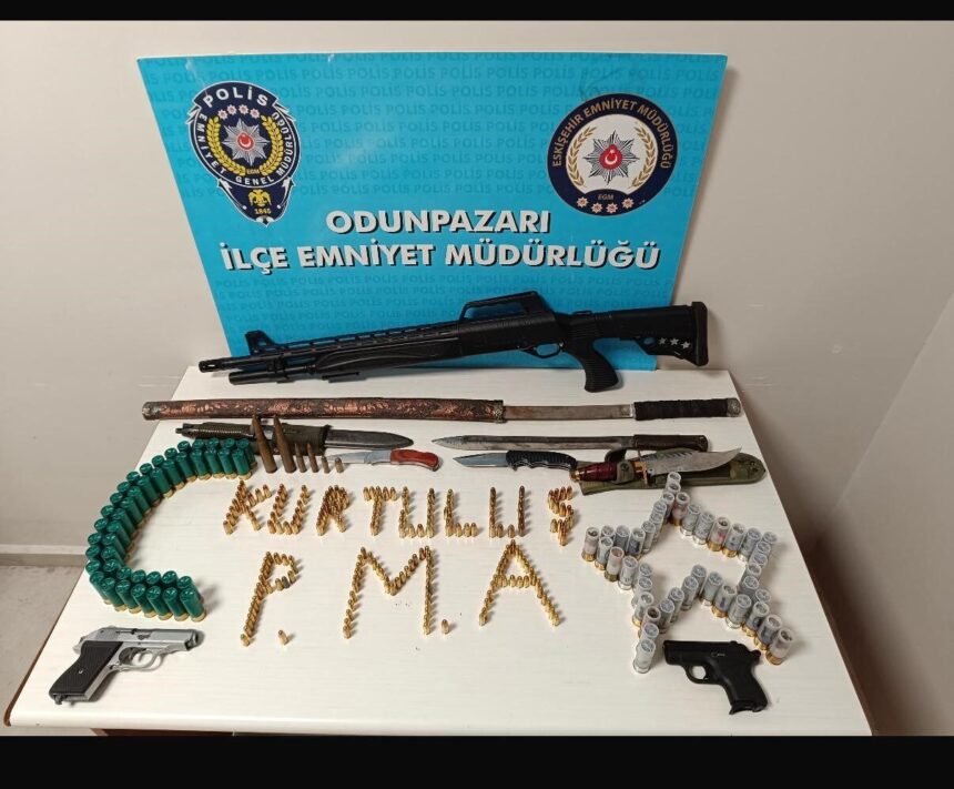 Eskişehir’de bisikletli bir kişiye çarparak tehdit eden şahıs, tutuklandı; iş yerinde silah ve bıçak bulundu. Eskişehir’de bisikletli bir kişiye çarparak tehdit eden şahıs, tutuklandı; iş yerinde silah ve bıçak bulundu.