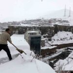 Bitlis’te yoğun kar yağışı sonrası vatandaşlar çatılardaki karları temizlemeye başladı.