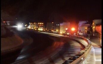 Bitlis-Baykan yolunda ağır araç geçişi yasaklandı, uzun kuyruklar oluştu. Sürücüler yardım bekliyor. Bitlis-Baykan yolunda ağır araç geçişi yasaklandı, uzun kuyruklar oluştu. Sürücüler yardım bekliyor.