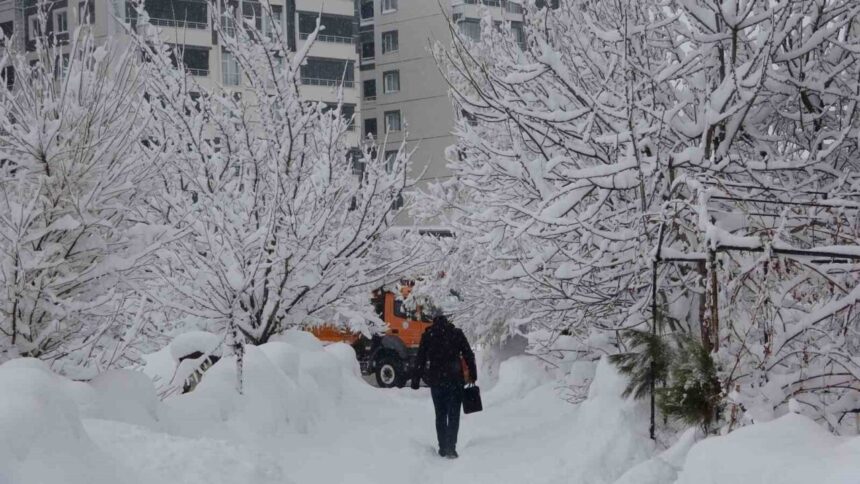Bitlis’te etkili olan kar yağışı, 111 köy yolunun kapanmasına sebep oldu. Ulaşımda aksama yaşanıyor. Bitlis’te etkili olan kar yağışı, 111 köy yolunun kapanmasına sebep oldu. Ulaşımda aksama yaşanıyor.
