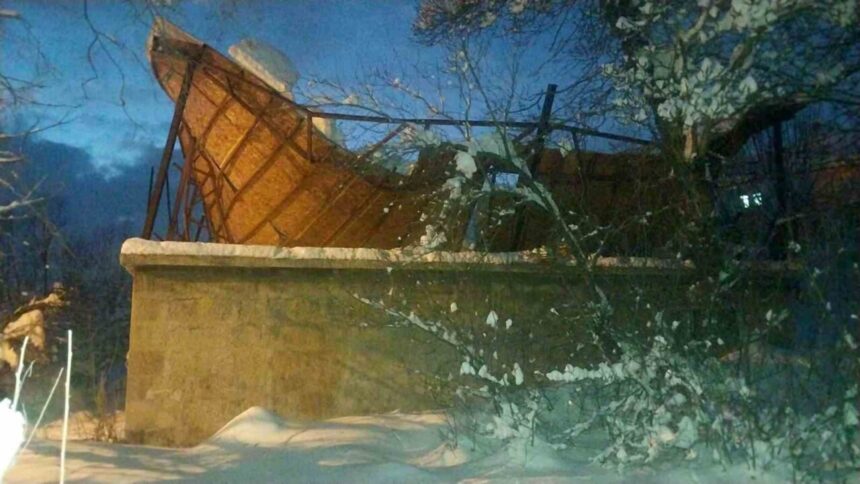 Bitlis’te kar yükü çatıyı çökertti, maddi hasar oluştu