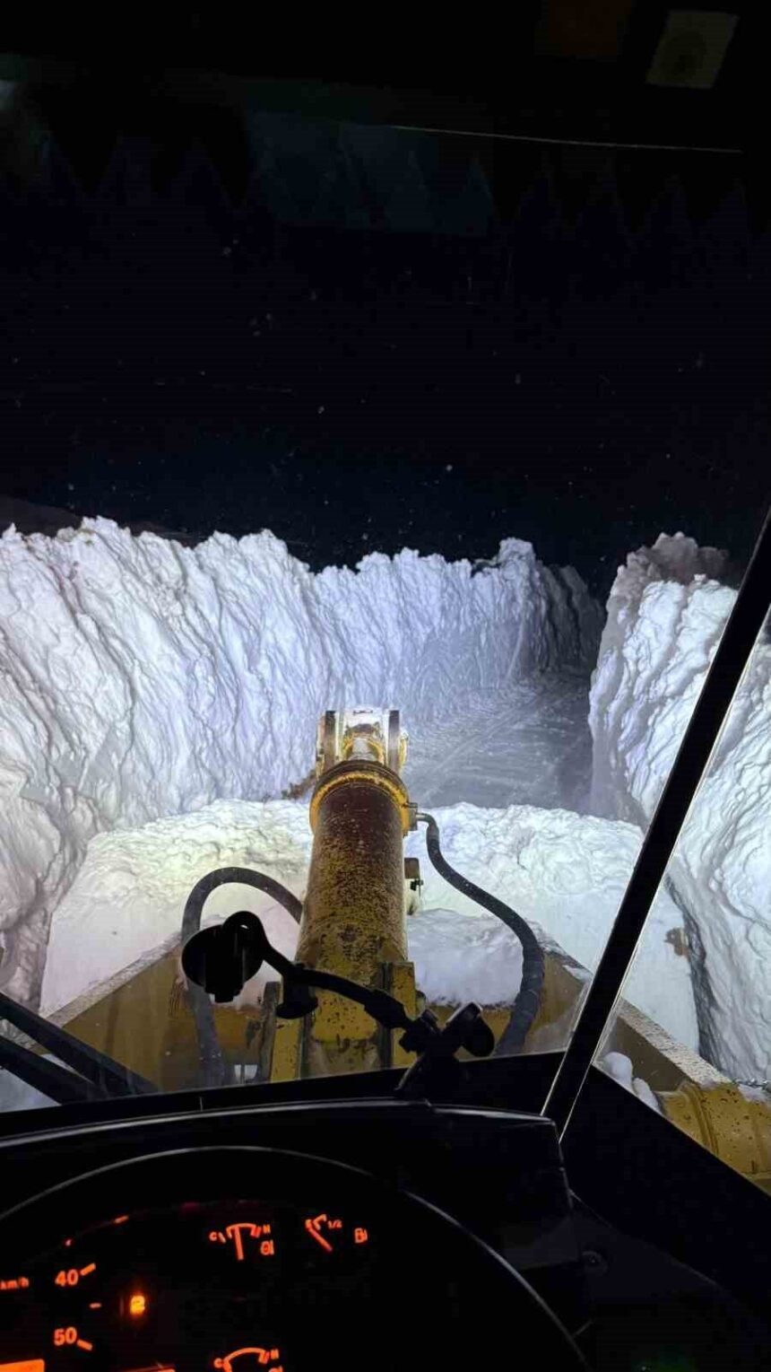 Bitlis Özel İdaresi kış şartlarına rağmen yolları açık tutmak için yoğun çalışma yürütüyor.