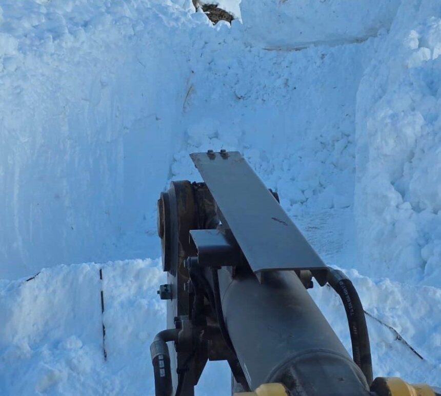 Bitlis Özel İdaresi, kötü hava koşullarına rağmen karla mücadele çalışmalarını kesintisiz sürdürüyor. Bitlis Özel İdaresi, kötü hava koşullarına rağmen karla mücadele çalışmalarını kesintisiz sürdürüyor.