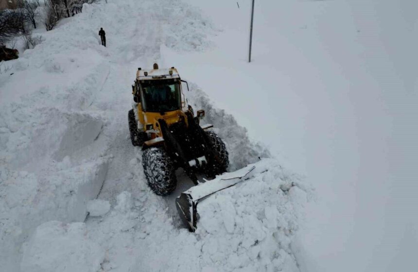 Bitlis’te yoğun kar yağışı sonrası köy yollarında ulaşımın sağlanması için mücadele çalışmaları devam ediyor. Bitlis’te yoğun kar yağışı sonrası köy yollarında ulaşımın sağlanması için mücadele çalışmaları devam ediyor.
