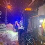 Bitlis’te karla mücadele ekipleri, rahatsızlanan vatandaş için köy yolunu açtı.