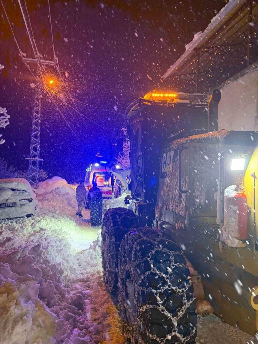 Bitlis’te karla mücadele ekipleri, rahatsızlanan vatandaş için köy yolunu açtı.