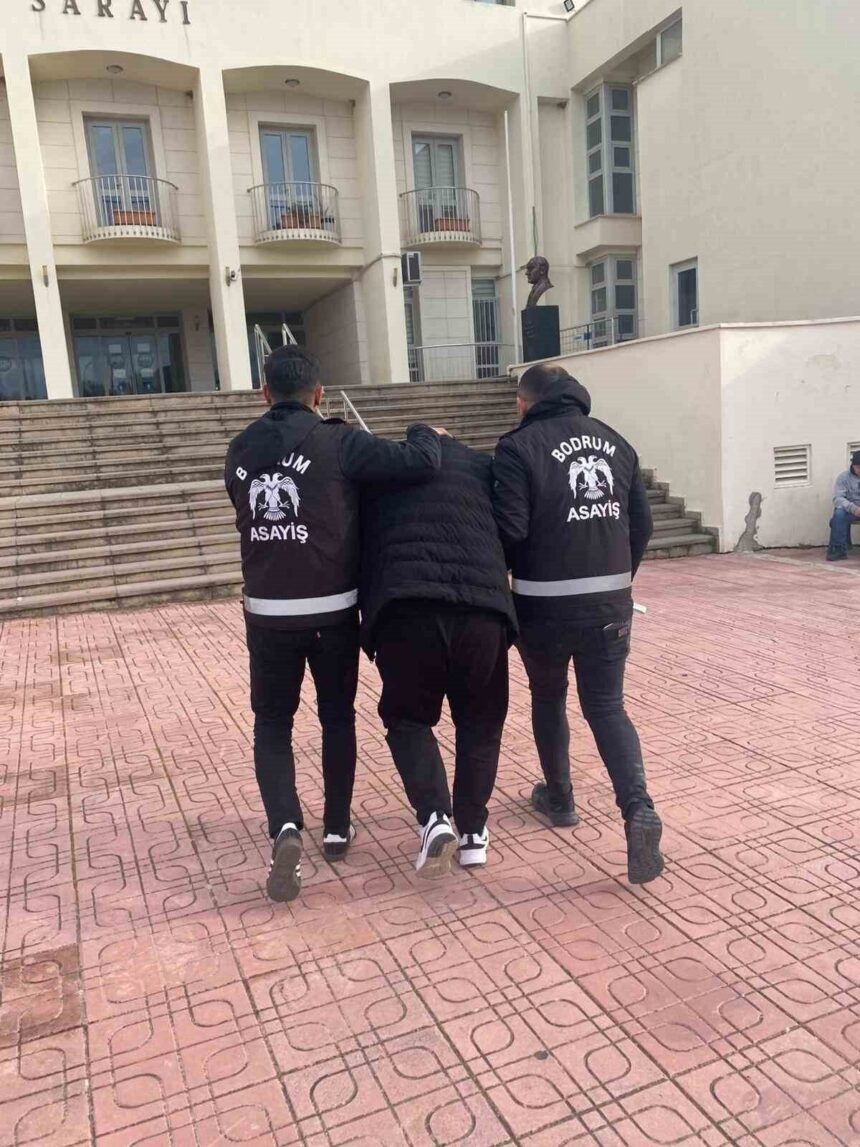 Bodrum’da 6 yıldır firarda olan ve 24 yıl hapis cezası bulunan hükümlü, polis operasyonuyla yakalandı. Bodrum’da 6 yıldır firarda olan ve 24 yıl hapis cezası bulunan hükümlü, polis operasyonuyla yakalandı.