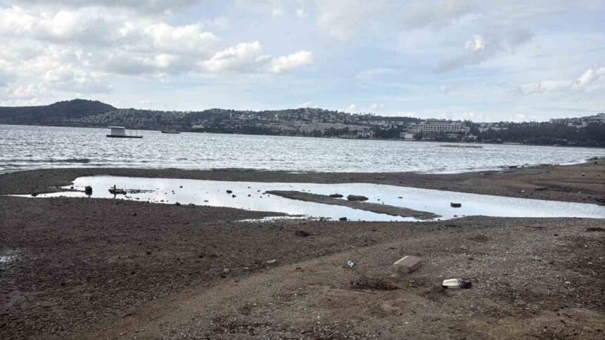 Bodrum’da Gümbet ve Bitez kıyılarında deniz geri çekildi, adacıklar oluştu.