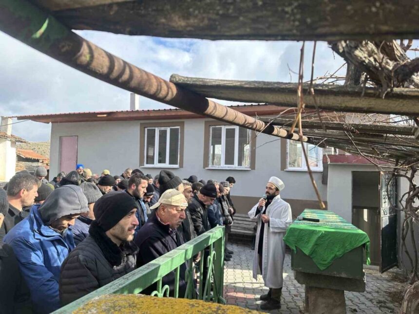 Mamak’ta boğularak hayatını kaybeden kadın, memleketi Çankırı’da defnedildi. Mamak’ta boğularak hayatını kaybeden kadın, memleketi Çankırı’da defnedildi.