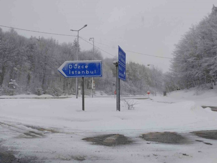 Bolu Dağı’nda Gece Başlayan Kar Yağışı Ulaşımı Etkiliyor, Ekipler Çalışmalara Devam Ediyor Bolu Dağı’nda Gece Başlayan Kar Yağışı Ulaşımı Etkiliyor, Ekipler Çalışmalara Devam Ediyor