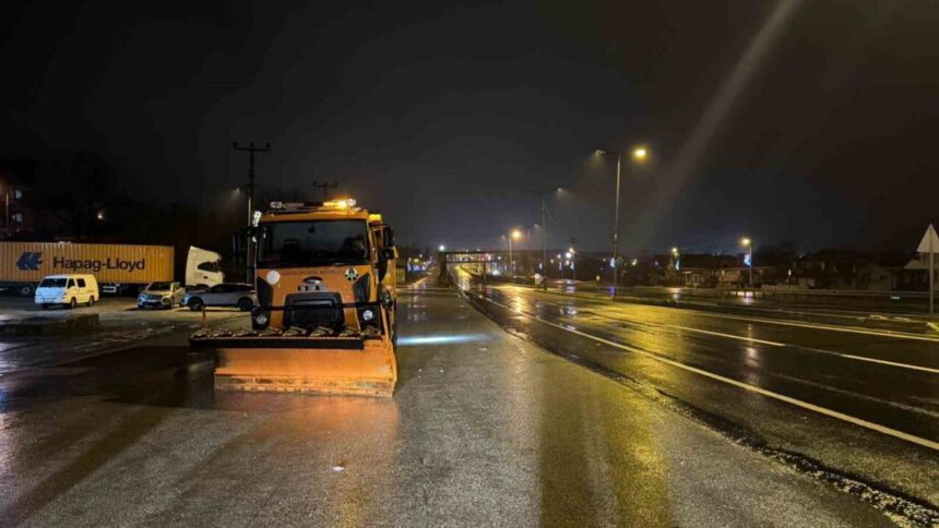Bolu Dağı’nda etkili olan yoğun sis ve sağanak yağış, sürücülere zorluklar yaşatırken, Karayolları ekipleri önlemler aldı. Bolu Dağı’nda etkili olan yoğun sis ve sağanak yağış, sürücülere zorluklar yaşatırken, Karayolları ekipleri önlemler aldı.