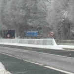 Bolu Dağı’nda kar yağışı sonrası yollar karayolu ekipleri tarafından açıldı, yağış sürüyor.