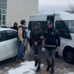 Bolu’da polis iki araçta 13 Afgan göçmeni yakaladı, 5 kişi tutuklandı.