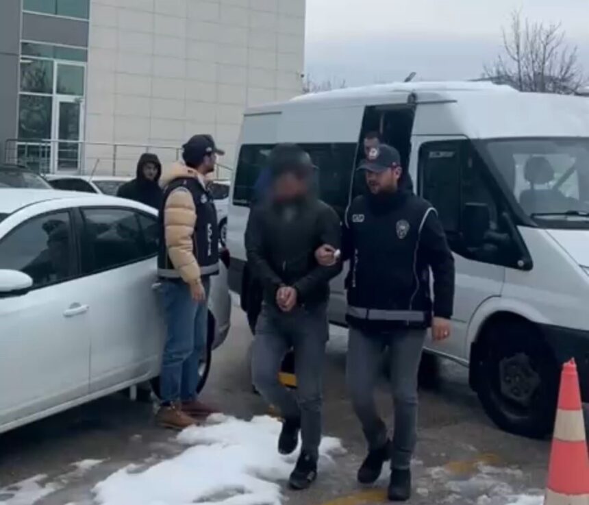Bolu’da polis iki araçta 13 Afgan göçmeni yakaladı, 5 kişi tutuklandı. Bolu’da polis iki araçta 13 Afgan göçmeni yakaladı, 5 kişi tutuklandı.