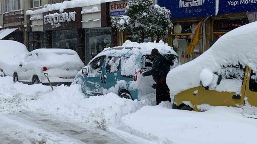 Bolu’da son 5 yılın en ağır kar yağışından sonra vatandaşlar nalburlara akın etti. Kar kalınlığı 65 santimetreyi aştı. Bolu’da son 5 yılın en ağır kar yağışından sonra vatandaşlar nalburlara akın etti. Kar kalınlığı 65 santimetreyi aştı.