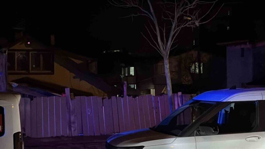 Bolu’da evinde tabancasını temizlerken kazara başından vurulan adam hayatını kaybetti. Bolu’da evinde tabancasını temizlerken kazara başından vurulan adam hayatını kaybetti.