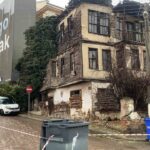 Bolu’da metruk bina, park halindeki arabanın üzerine devrildi; sürücü karışıklıkları anlattı.