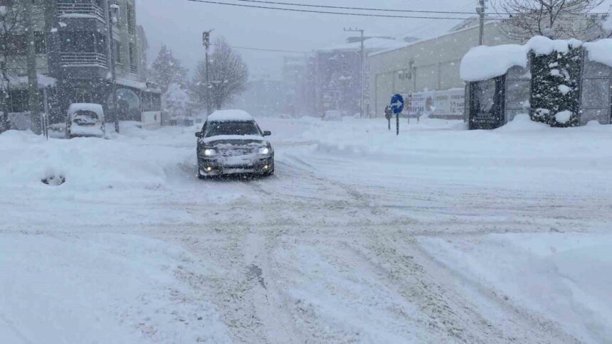 Bolu Valiliği, buzlanma riski nedeniyle motosiklet, scooter ve motokuryeleri geçici olarak yasakladı.
