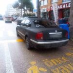 Bolu’da yaya geçidi ve kaldırımları işgal eden araçlara ceza kesildi, kurallara uymayan sürücülerden bin 246 lira alındı.