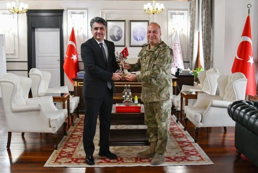 Bolu 2. Tugay Komutanı Tuğgeneral Emrullah Öztürk, Vali Abdulaziz Aydın’ı ziyaret etti. Bolu 2. Tugay Komutanı Tuğgeneral Emrullah Öztürk, Vali Abdulaziz Aydın’ı ziyaret etti.