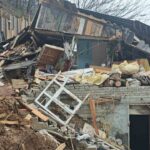 Artvin’in Borçka ilçesinde kar yağışından sonra heyelan meydana geldi, iki yapı kullanılamaz hale geldi.