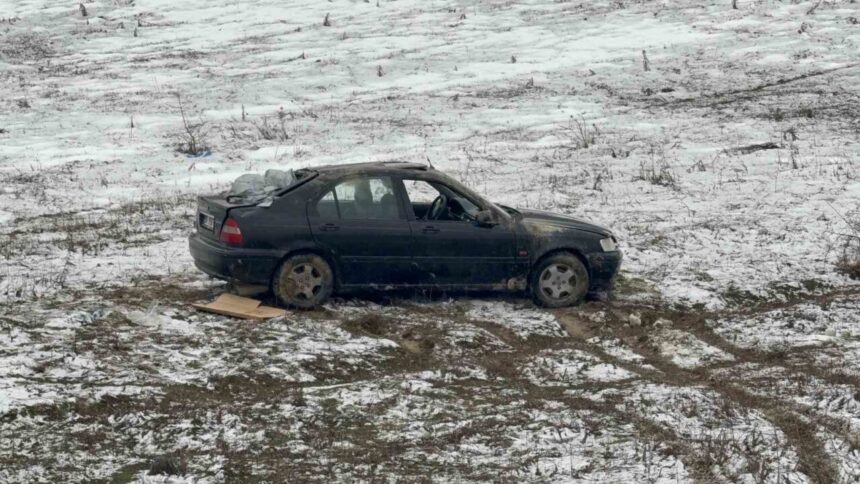 Karabük’te kontrolden çıkan otomobil boş araziye uçarak takla attı, bir kişi yaralandı. Karabük’te kontrolden çıkan otomobil boş araziye uçarak takla attı, bir kişi yaralandı.