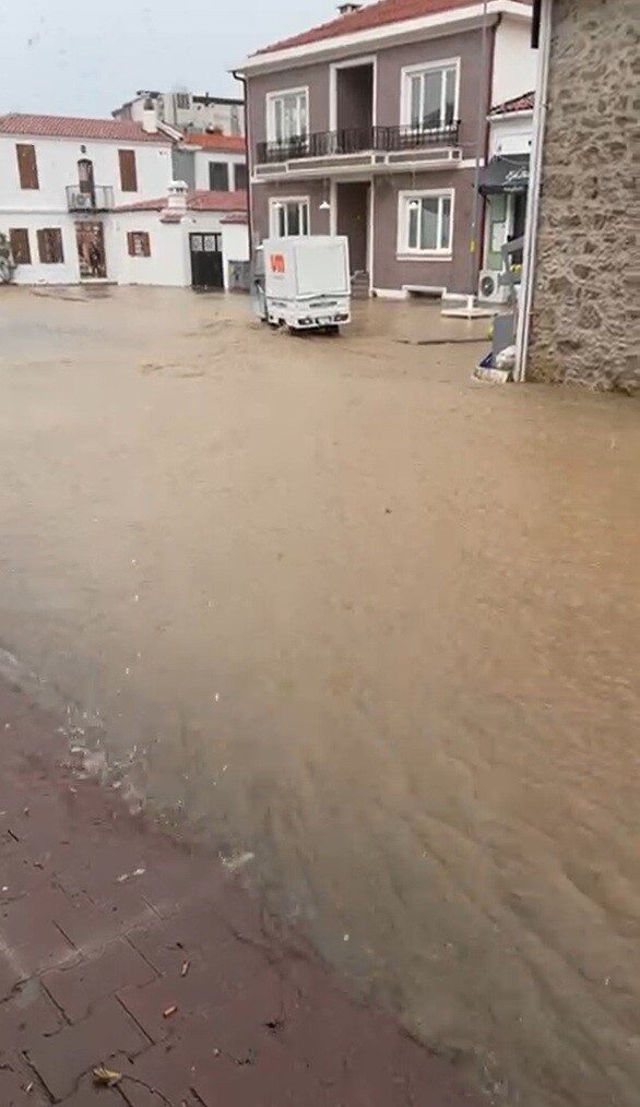 Bozcaada’da sağanak yağış yolları su altında bıraktı Bozcaada’da sağanak yağış yolları su altında bıraktı