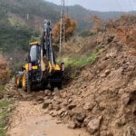 Aydın’ın Bozdoğan ilçesinde fırtına sonrası meydana gelen toprak kayması sonrası yol yeniden açıldı.