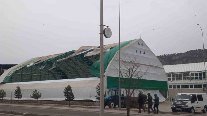 Bozkır’da Fırtına Çatıları Uçurdu, Ağaçları Devirdi Bozkır’da Fırtına Çatıları Uçurdu, Ağaçları Devirdi