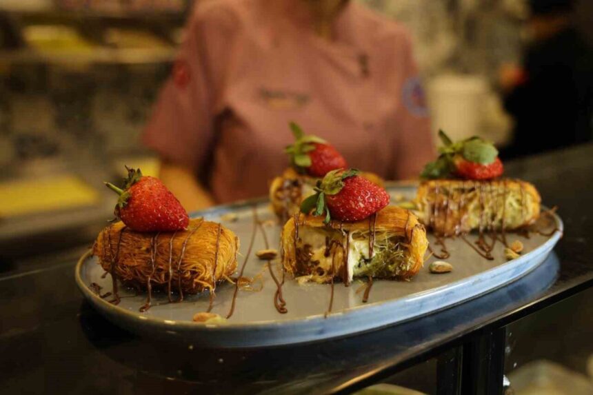 Adanalı tatlıcı, kadayıfa çikolata ve kaymak ekleyerek yeni bir çeşidi tanıttı.