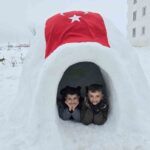 Yozgat’ta Ersoy Ailesi, kar yoğunluğuyla iglo inşa etti.