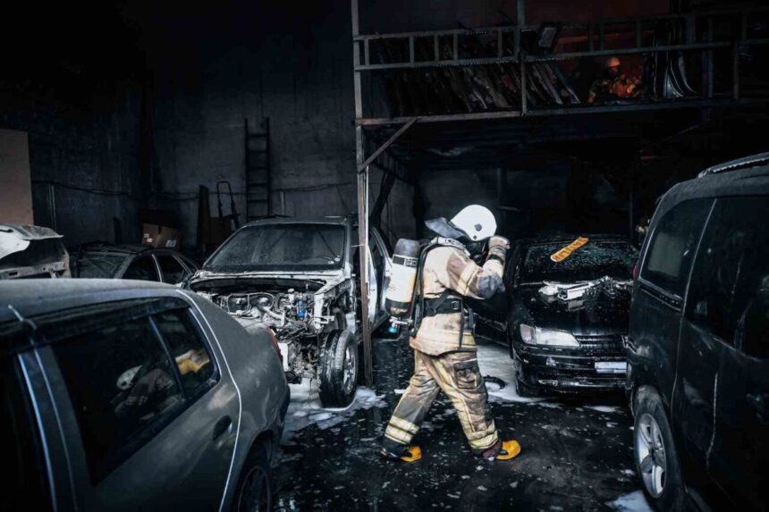 Buca Seyhan Mahallesi’nde oto tamirci deposunda çıkan yangın, itfaiyenin hızlı müdahalesiyle söndürüldü. Buca Seyhan Mahallesi’nde oto tamirci deposunda çıkan yangın, itfaiyenin hızlı müdahalesiyle söndürüldü.