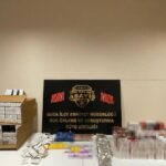 Buca’da iki operasyonda çok sayıda uyuşturucu hap, silah ve kaçak tütün ele geçirildi, 3 kişi gözaltına alındı.