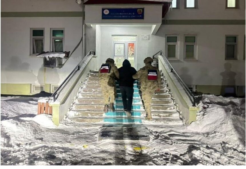 Muş’un Bulanık ilçesinde 8 yıl 4 ay hapis cezası bulunan şahıs yakalanarak cezaevine konuldu. Muş’un Bulanık ilçesinde 8 yıl 4 ay hapis cezası bulunan şahıs yakalanarak cezaevine konuldu.