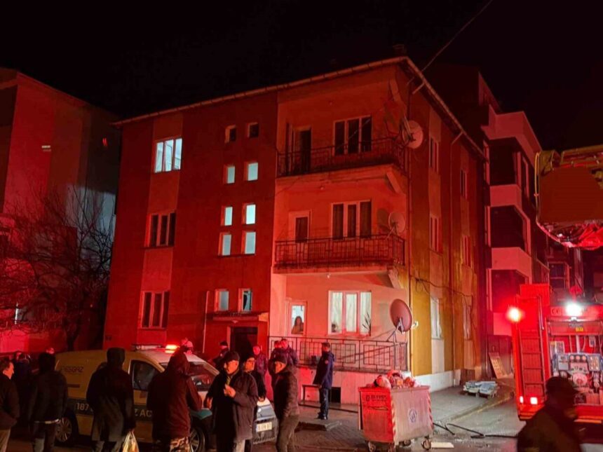 Eskişehir’de bunalım geçiren kişinin evinde çıkan yangın itfaiye tarafından söndürüldü. Eskişehir’de bunalım geçiren kişinin evinde çıkan yangın itfaiye tarafından söndürüldü.