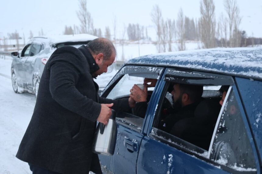 Bünyan’da Yoğun Kar Yağışı Süresince Belediye Ekibi Vatandaşlara İkramda Bulundu