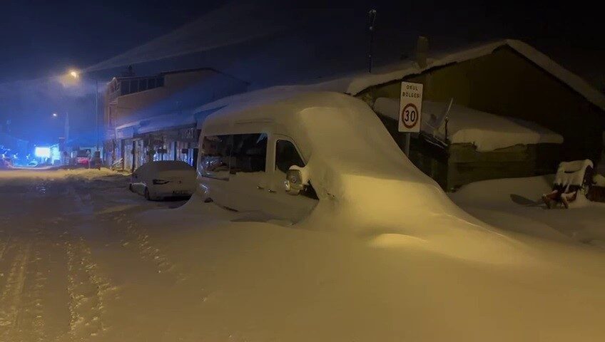 Karayazı’da zorlu kış koşulları: Aşırı soğuk ve rüzgâr yaşamı olumsuz etkiliyor. Karayazı’da zorlu kış koşulları: Aşırı soğuk ve rüzgâr yaşamı olumsuz etkiliyor.