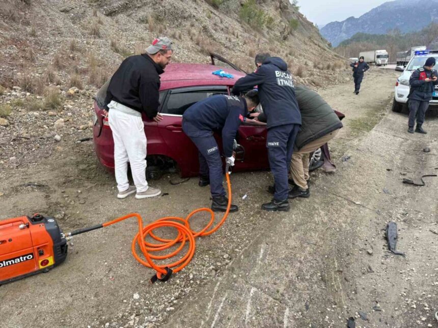 Burdur’da 3 otomobilin karıştığı trafik kazasında 4 kişi yaralandı. Burdur’da 3 otomobilin karıştığı trafik kazasında 4 kişi yaralandı.