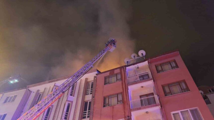Burdur’da Apartmanın Çatısında Çıkan Yangın Kontrol Altına Alındı Burdur’da Apartmanın Çatısında Çıkan Yangın Kontrol Altına Alındı