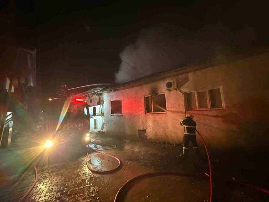 Çeltikçi’deki evde çıkan yangın panik yarattı, 5 kişi kurtuldu, itfaiye müdahale etti. Çeltikçi’deki evde çıkan yangın panik yarattı, 5 kişi kurtuldu, itfaiye müdahale etti.