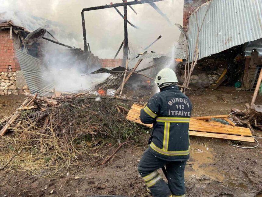 Burdur’daki evde başlayan yangın, itfaiye ekipleri tarafından söndürüldü. Burdur’daki evde başlayan yangın, itfaiye ekipleri tarafından söndürüldü.