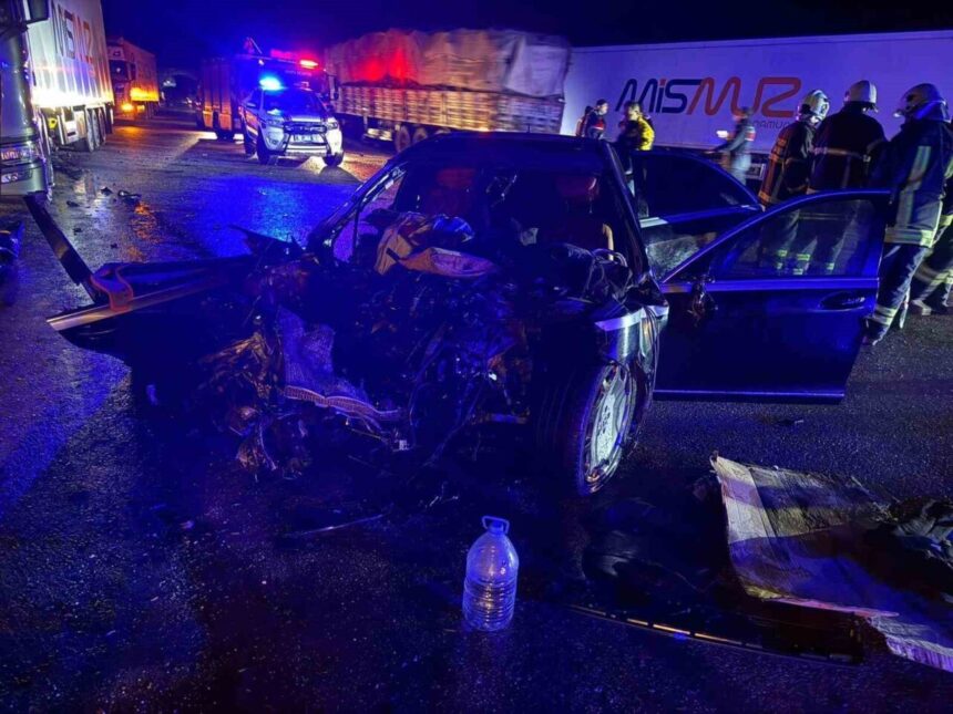 Burdur’da otomobil ve tırın çarpıştığı kazada 1 kişi yaşamını yitirdi, 7 kişi yaralandı. Burdur’da otomobil ve tırın çarpıştığı kazada 1 kişi yaşamını yitirdi, 7 kişi yaralandı.