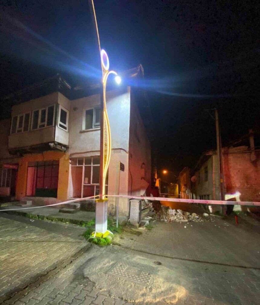 Bucak’ta terkedilmiş kerpiç evin yan duvarı çöktü, yaralanan yok; güvenlik tedbirleri alındı. Bucak’ta terkedilmiş kerpiç evin yan duvarı çöktü, yaralanan yok; güvenlik tedbirleri alındı.