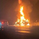 Burdur’un Bucak ilçesinde hareket halindeki otomobil alev aldı; 5 kişi araçtan kurtuldu.