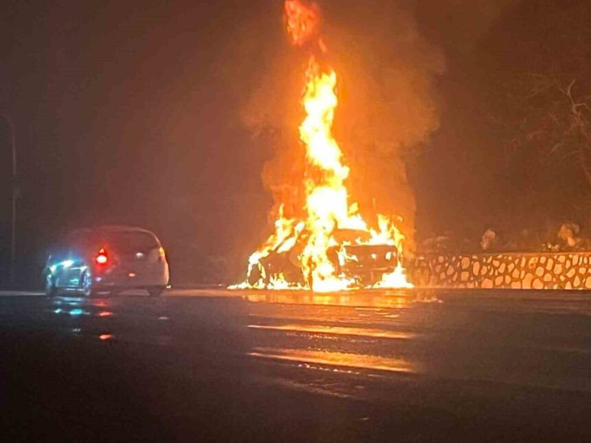 Burdur’un Bucak ilçesinde hareket halindeki otomobil alev aldı; 5 kişi araçtan kurtuldu. Burdur’un Bucak ilçesinde hareket halindeki otomobil alev aldı; 5 kişi araçtan kurtuldu.