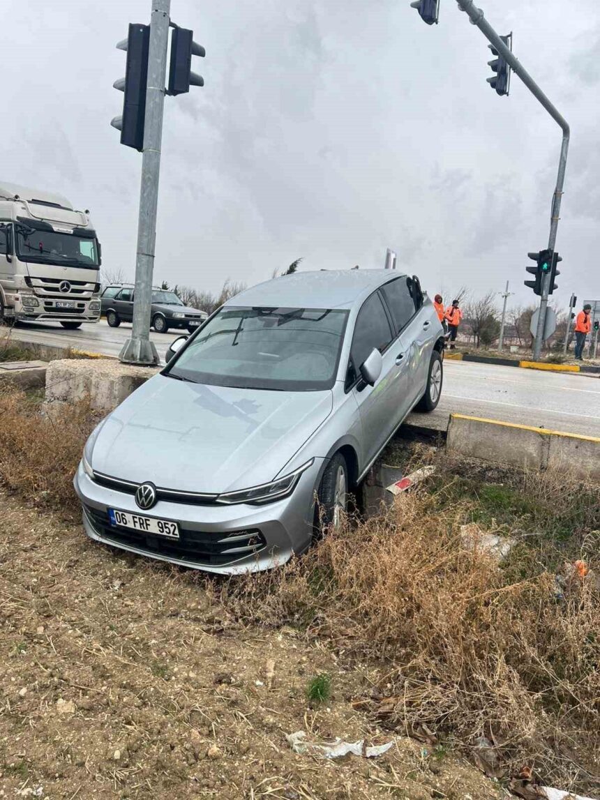 Burdur’da otomobil ve kamyonet çarpıştı, 1 kişi yaralandı. Burdur’da otomobil ve kamyonet çarpıştı, 1 kişi yaralandı.