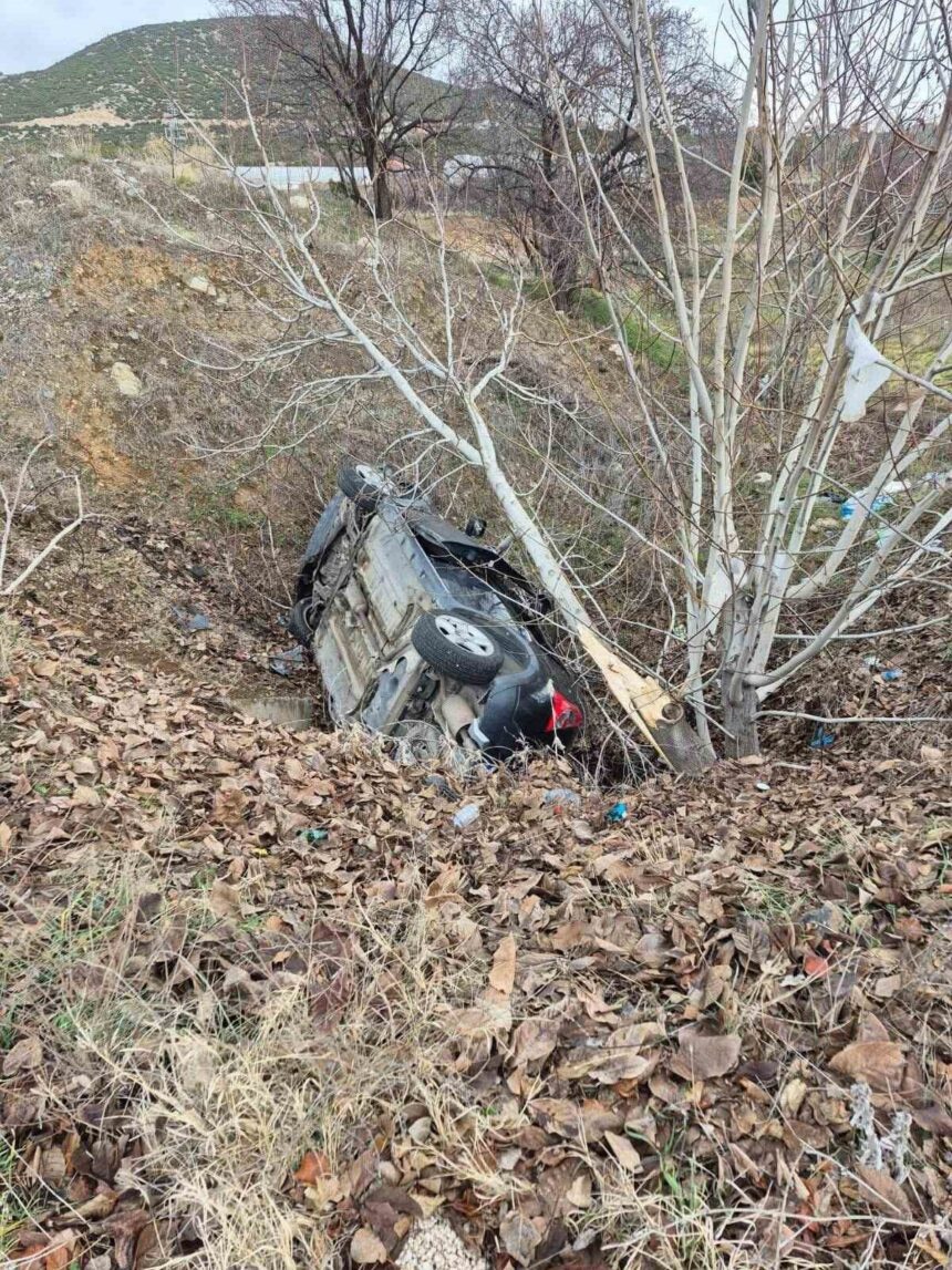 Burdur’un Çavdır ilçesinde otomobilin şarampole devrilmesi sonucu 4 kişi yaralandı. Burdur’un Çavdır ilçesinde otomobilin şarampole devrilmesi sonucu 4 kişi yaralandı.